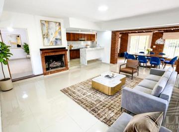 Casa · 270m² · 5 Ambientes · 2 Cocheras · Casa en Funes
