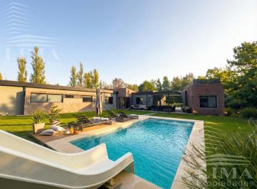Casa · 420m² · 12 Ambientes · 3 Cocheras · Imponente Casa de + 500 m² Construídos!