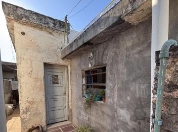 Casa · 77m² · 6 Ambientes · Venta - Casa Interna con Lote de 147 m² Centrico con Edificación de 77 m² a Refaccionar o Demolición
