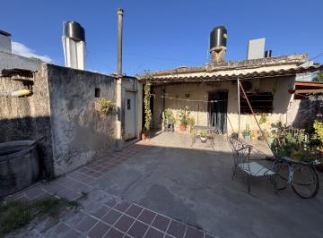 Casa · 112m² · 6 Ambientes · Venta - Casa Interna con Lote de 222 m² Centrico con Edificación a Refaccionar o Demolición Parcial.