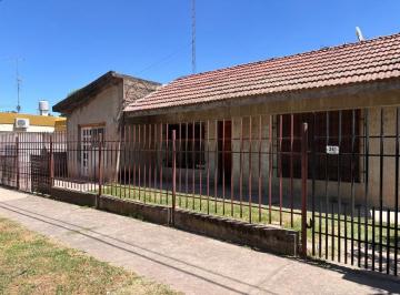 Casa · 213m² · 3 Ambientes · 1 Cochera · Venta - Casas + Local y Edificación Al Contra Frente - Amplio Lote Céntrico Sobre Boulevard.