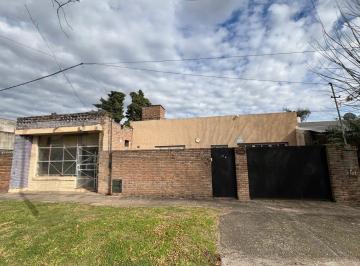 Local al frente · Casa 2 Dorm., Cochera Doble, Amplio Patio + Local Al Frente, a m de Bv. Urquiza. Apta Cr