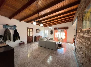 Casa · 250m² · 3 Ambientes · Casa 2 Dorm., Cochera Doble, Amplio Patio + Local Al Frente, a m de Bv. Urquiza. Apta Cr