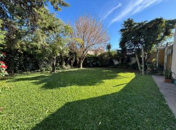 Patio para ver atardeceres inolvidables · Casa 2 Dorm., Cochera Doble, Amplio Patio + Local Al Frente, a m de Bv. Urquiza. Apta Cr