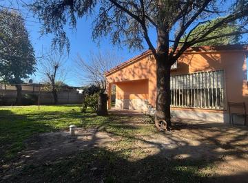 Casa · 71m² · 2 Ambientes · Venta - Casa 1 Dormitorio con Amplio Parque de 1000 m². (Esquina)