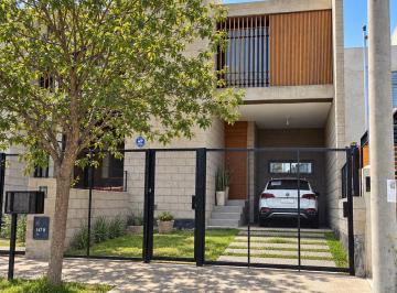 Casa de 8 ambientes, Córdoba · Vendo Duplex 3 Dorm. Lomas del Chateau