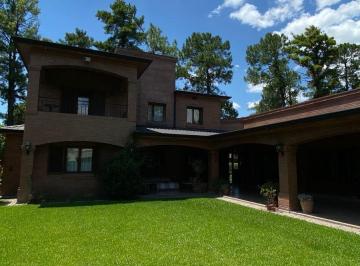 Casa · 1500m² · 9 Ambientes · 2 Cocheras · Espectacular Casa en Venta en Country del Golf
