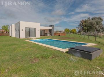 Casa · 173m² · 5 Ambientes · 4 Cocheras · Casa con Pileta en Area 1 de San Sebastián - Mb