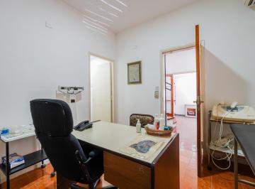 Casa · 171m² · 8 Ambientes · 1 Cochera · Casa de 8 Ambientes en Tres Plantas con Terraza y Patio. Parque Avellaneda