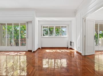 Casa · 171m² · 8 Ambientes · 1 Cochera · Casa de 8 Ambientes en Tres Plantas con Terraza y Patio. Parque Avellaneda