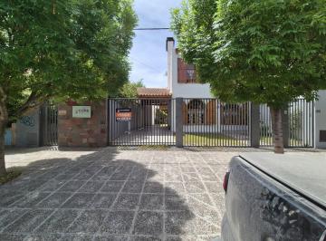 Casa · 394m² · 8 Ambientes · 1 Cochera · Centricos Casa y Salón en Venta en General Roca, Río Negro