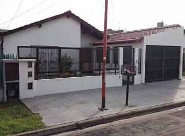 Casa · 8310m² · 3 Ambientes · 1 Cochera · 11 y 81. Casa en Venta Tres Dorm.