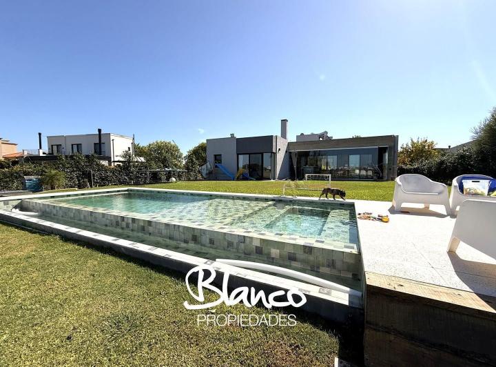 Casa · 173m² · 4 Ambientes · 1 Cochera