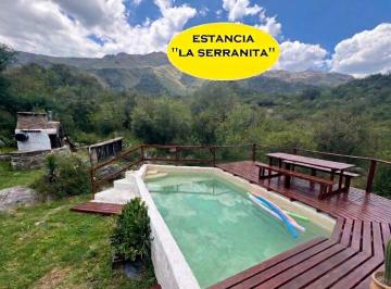 piscina con deck elevado  · Hermosa Casa con Piscina en Las Sierras en Terreno de Media Hectarea!