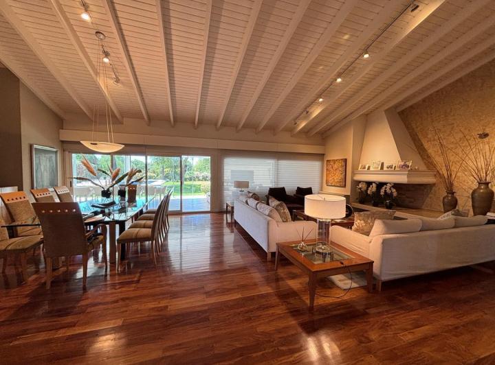 Casa · 528m² · 8 Ambientes · 5 Cocheras