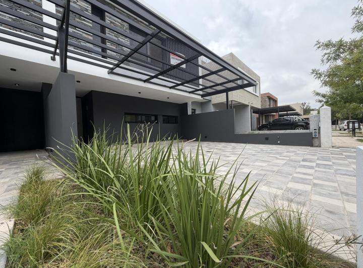 Casa · 180m² · 5 Ambientes · 2 Cocheras