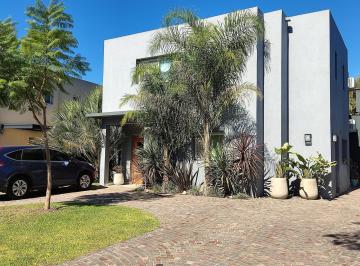 Casa · 208m² · 5 Ambientes · 5 Cocheras · Casa en Los Lagos