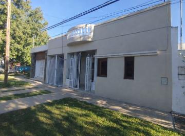 Casa · 150m² · 6 Ambientes · 1 Cochera · Amplia Casa de 4 Dormitorio en El Corazon de Guadalupe Este