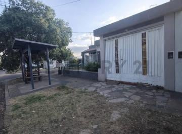 Casa · 90m² · 2 Ambientes · 2 Cocheras · Venta Casa 3 Ambiente a Reformar Castelar Sur 2 Dorm. Excelente Zona Cochera 2 Autos