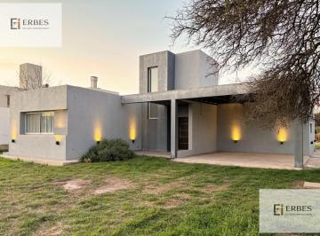 Casa · 90m² · 2 Dormitorios · 2 Cocheras · Casa Alquiler en Valle del Golf