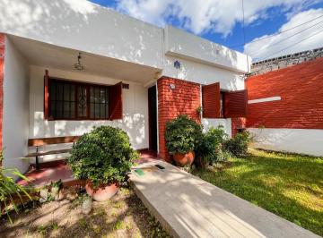 Casa · 140m² · 6 Ambientes · 1 Cochera · Casa en Venta El Carmen