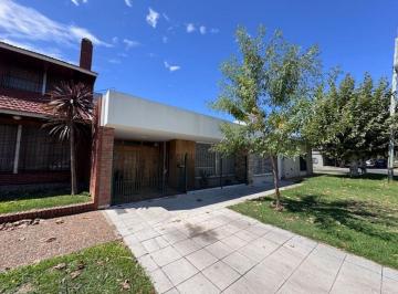 Casa de 3 ambientes, Quilmes · Casa Americana de 3 Amb. + Cochera + Fondo. Impecable en Bernal