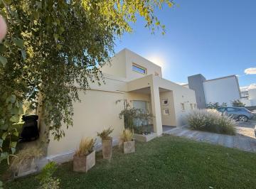 Casa · 279m² · 5 Ambientes · Casa en Comahue Golf Club