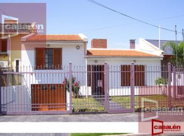 Casa · 120m² · 3 Dormitorios · 1 Cochera · Casa en Alquiler en Barrio Residencial Santa Ana de 3 Dorm. con Cochera y Patio con Asador