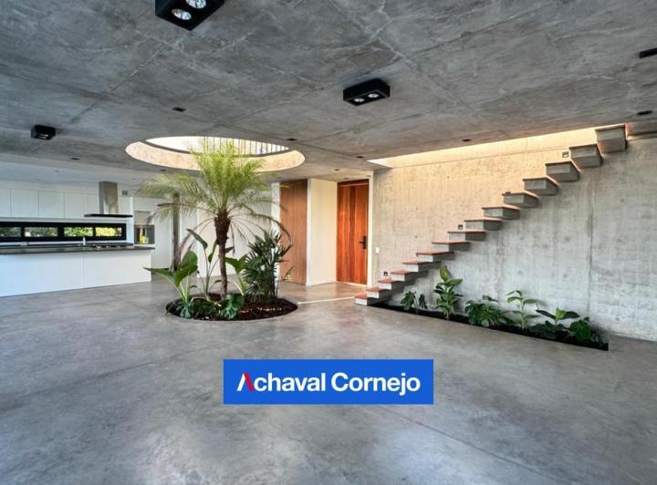 Casa · 271m² · 7 Ambientes · 4 Cocheras