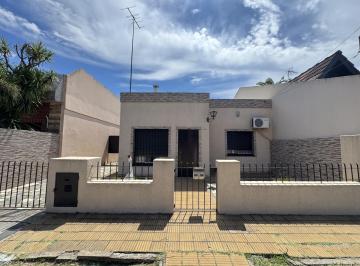 Casa · 150m² · 4 Ambientes · 3 Cocheras · Casa en Planta Baja con Jardín, Cochera Pasante y Parrilla en Morón