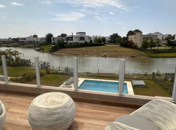 Casa · 300m² · 5 Ambientes · 6 Cocheras · Casa en Alquiler a La Laguna