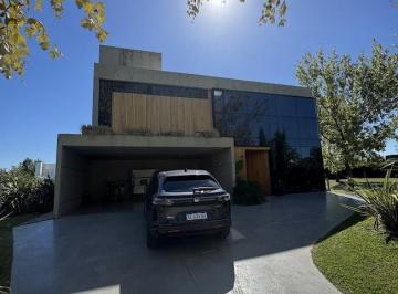 Casa · 245m² · 4 Ambientes · Casa de Categoría de 3 Dorm., Piscina y Quincho en Puerto Roldan