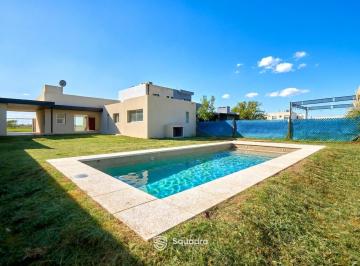 Casa · 135m² · 5 Ambientes · 2 Cocheras · Venta | Permuta - Casa 3 Dorm., Parque y Piscina - Barrio Don Mateo, Funes - Apta Crédito.