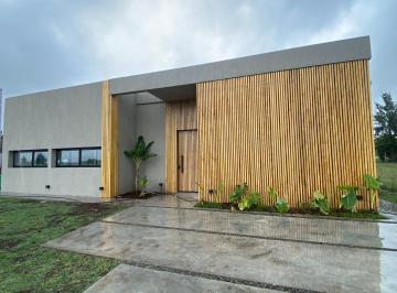 Casa · 155m² · 4 Ambientes · 4 Cocheras · Moderna Casa de Diseño en Los Cardales en Alquiler