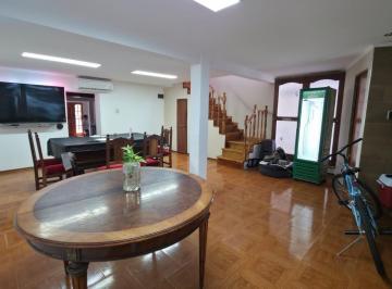 Casa · 208m² · 6 Ambientes · 2 Cocheras · Casa en Venta en Temperley