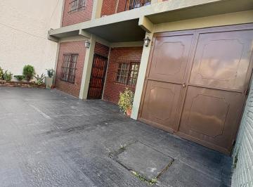 Casa · 146m² · 4 Ambientes · 2 Cocheras · Venta Casa en Merlo