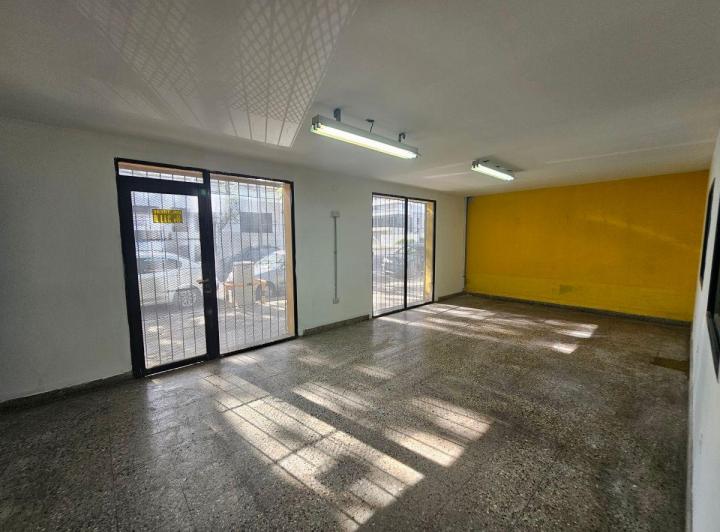 Local comercial · 1000m² · 5 Ambientes · 3 Cocheras