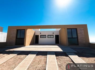 Casa · 85m² · 3 Ambientes · 2 Cocheras · Casa en Venta de 2 Dorm. - Docta Central