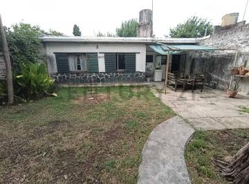 Casa · 94m² · 4 Ambientes · 2 Cocheras · Oportunidad Cercania a Grand Bourg! Casa 300 m² - Apta Credito - Sobre Asfalto, Gran Potencial!