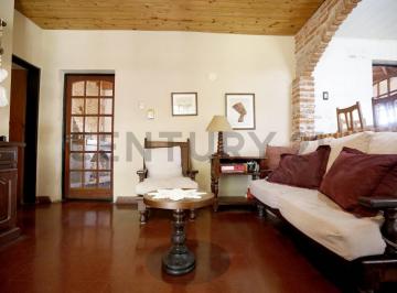 Casa · 169m² · 5 Ambientes · 2 Cocheras · Casa en Venta en Gonnet con 4 Dorm. con Galería y Parrilla