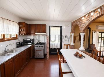 Casa · 169m² · 5 Ambientes · 2 Cocheras · Casa en Venta en Gonnet La Plata con 4 Dorm.