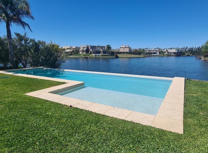 Casa · 250m² · 5 Ambientes · 2 Cocheras