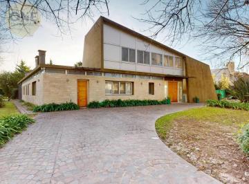Casa · 1400m² · 6 Ambientes · 4 Cocheras · Casa de Categoría en Venta – Grand Bell | La Plata
