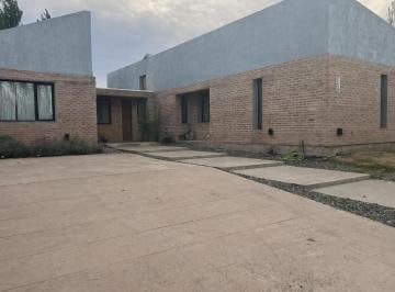 Casa de 4 ambientes, Centenario · Barrio El Vergel - Alquilo Casa 4 Dorm. con Pileta y Parrilla