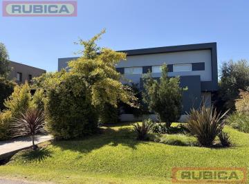 Casa · 216m² · 7 Ambientes · 4 Cocheras · Casa en La Lomada de Pilar