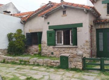 Casa · 100m² · 3 Ambientes · 1 Cochera · Venta Chalet a Demoler Ideal Emprendimiento en Zona Aldrey