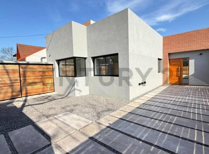 Casa · 110m² · 3 Dormitorios · 2 Cocheras