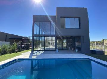 Casa · 200m² · 6 Ambientes · 2 Cocheras · Casa con Pileta Sala de Audio/cine en San Ramon