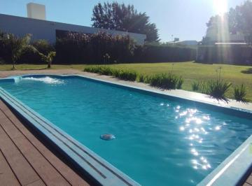 Casa · 72m² · 3 Ambientes · 2 Cocheras · Casa con Pileta
