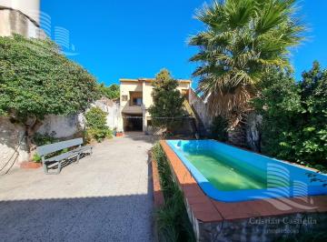 Casa · 384m² · 5 Ambientes · 1 Cochera · Casa 5 Amb en Villa Sarmiento - Moron